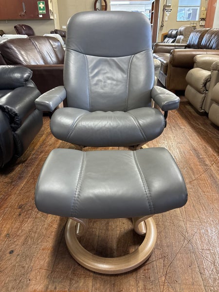 Stressless® Consul Large Leather Recliner - Classic Base Carousel 1