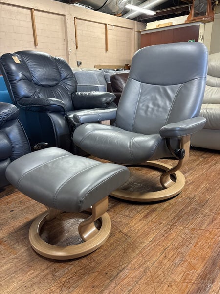 Stressless® Consul Large Leather Recliner - Classic Base Carousel 2