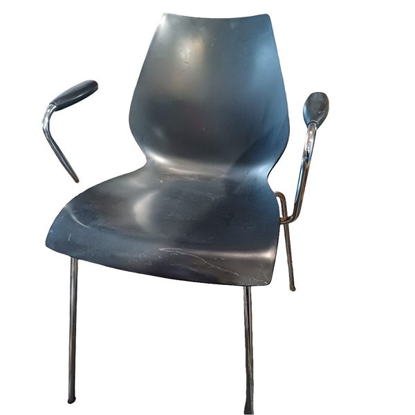 Black armchair Carousel 1