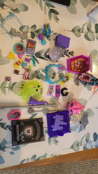 Bunch of Monster High accessories and clothes etc Carousel 1