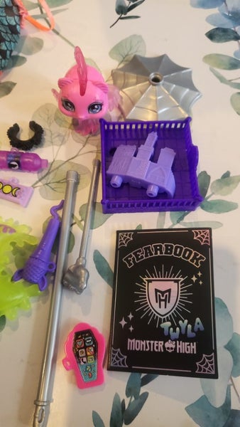 Bunch of Monster High accessories and clothes etc Carousel 4