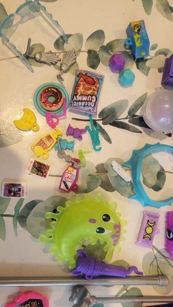 Bunch of Monster High accessories and clothes etc Carousel 2