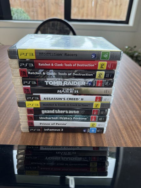 PlayStation 3 + 2 controllers + 11 games Carousel 2