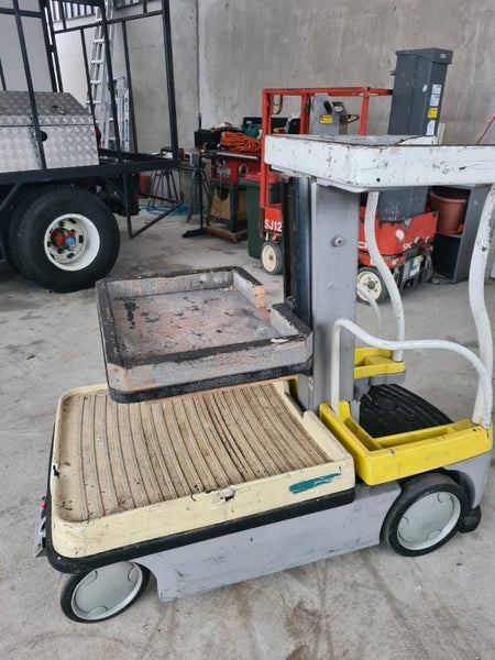 Wave 50 Lift truck Carousel 1
