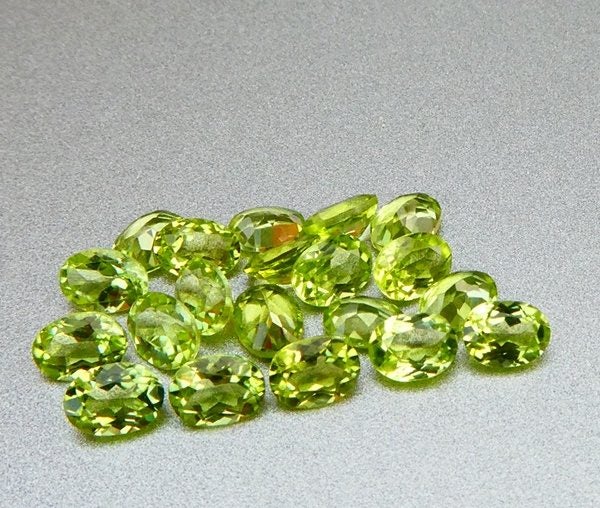 $1RE 3.85CT Buy Now $850 EXCELLENT OVAL 100% NATURAL GREEN BURMESE PERIDOT LOT Carousel 1