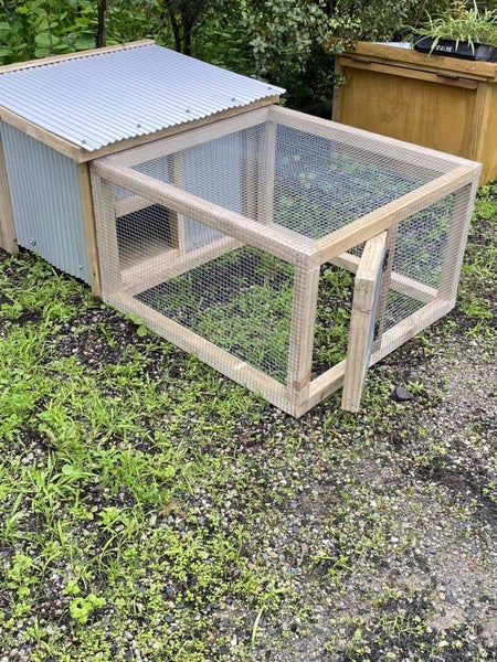 Rabbit /Guinea pig hutch Carousel 1