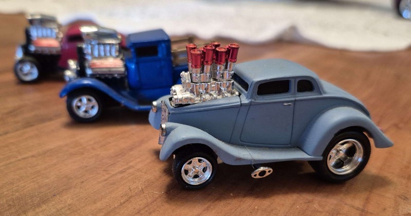 Muscle Machines - '33 Willys Coupe/'34 Ford Coupe/'28 Ford Pickup - 1:64 Scale Carousel 1