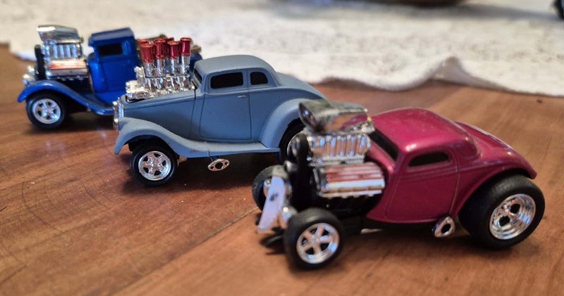 Muscle Machines - '33 Willys Coupe/'34 Ford Coupe/'28 Ford Pickup - 1:64 Scale Carousel 2