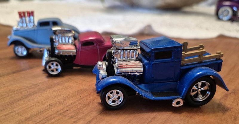 Muscle Machines - '33 Willys Coupe/'34 Ford Coupe/'28 Ford Pickup - 1:64 Scale Carousel 3