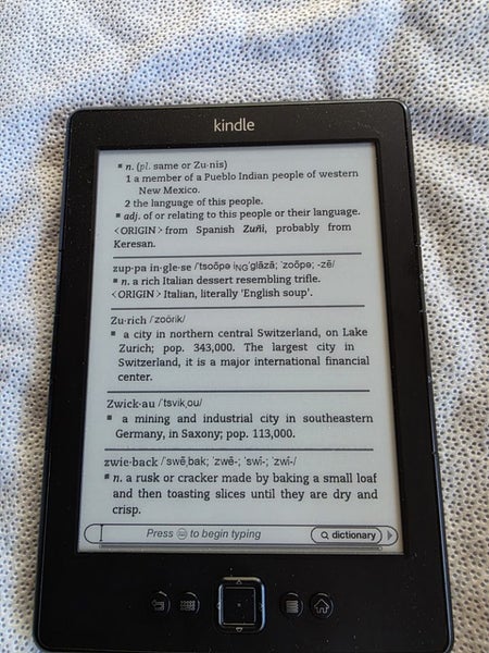 Amazon Kindle (4th Gen) E-Reader – Model D01100 + Charger Carousel 2