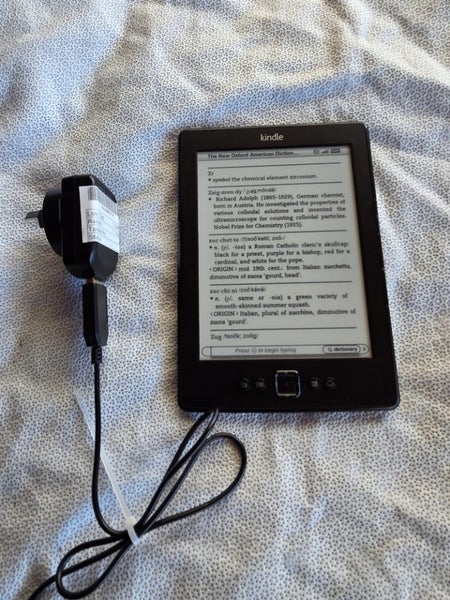 Amazon Kindle (4th Gen) E-Reader – Model D01100 + Charger Carousel 1