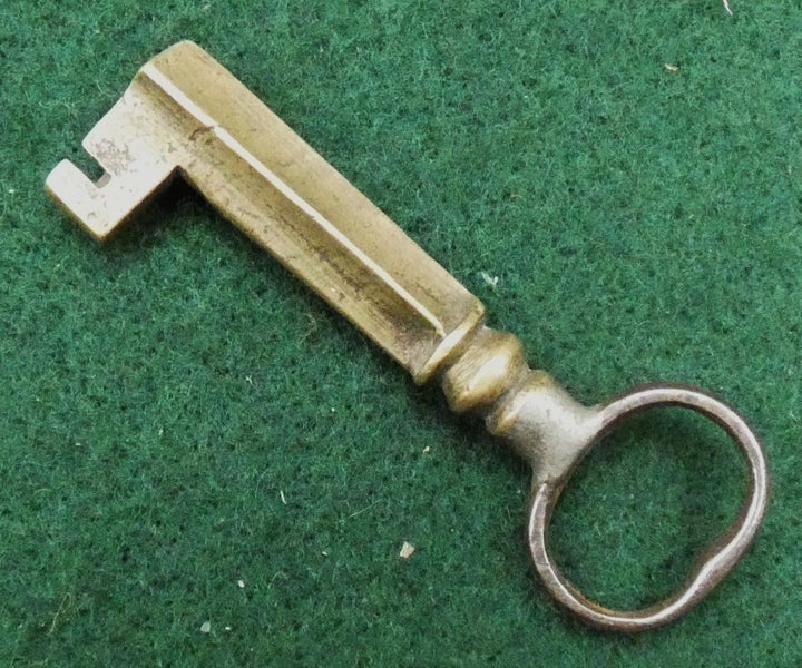 CURIOS Bimetalic ANTIQUE Lock KEY ODD Shaped Shaft Made of BRASS & STEEL Safe ? Carousel 1