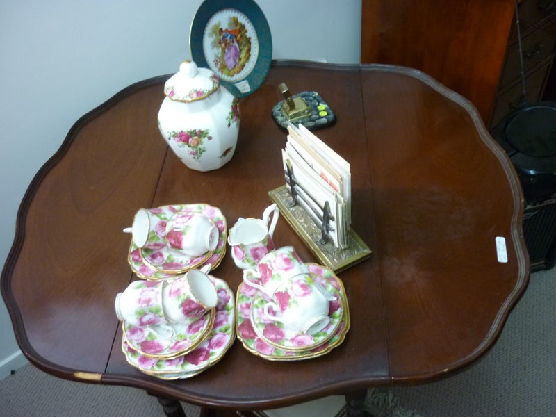 TEA TROLLEY .DROP LEAF .PIECRUST EDGE . ON CASTERS.1 DRAWER Carousel 2