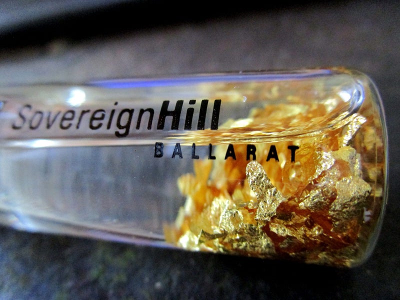 *** NICE COLLECTABLE BOTTLE OF GOLD FLAKES FROM BALLARAT AUST *** Carousel 2