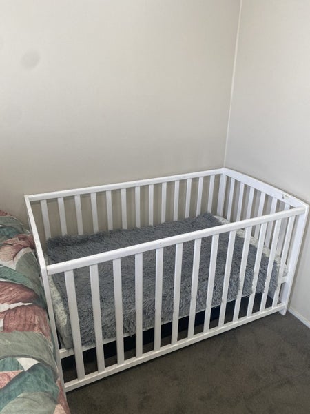 White Wooden Baby Cot with Mattress Carousel 2