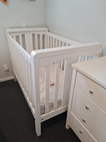 Touchwood cot with sheets etc Carousel 2