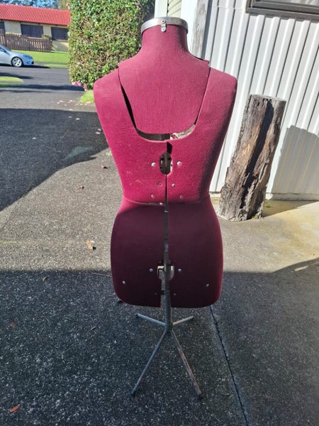 ADJUSTABLE DRESS MANNEQUIN Carousel 1