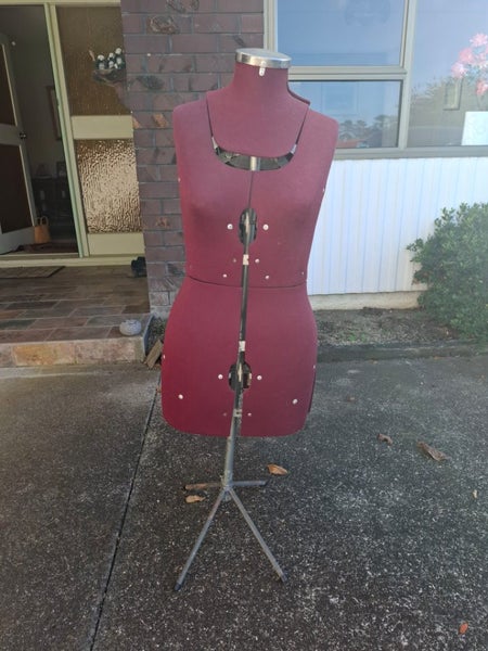 ADJUSTABLE DRESS MANNEQUIN Carousel 2