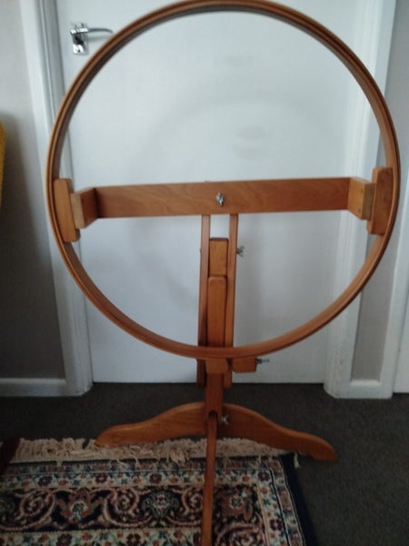 Floor standing embroidery hoop Carousel 1