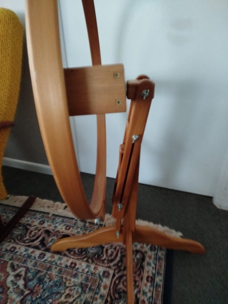 Floor standing embroidery hoop Carousel 3