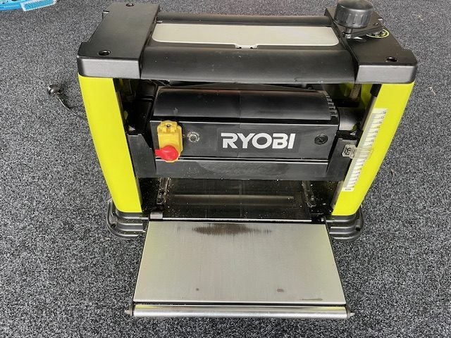 Ryobi 1500w Thicknesser Carousel 1
