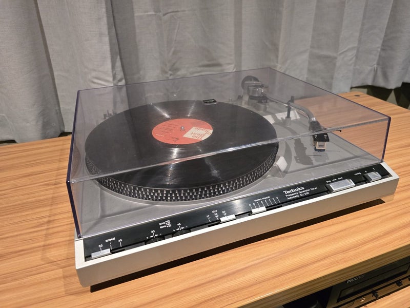 Technics SL-230 Automatic Turntable Carousel 1