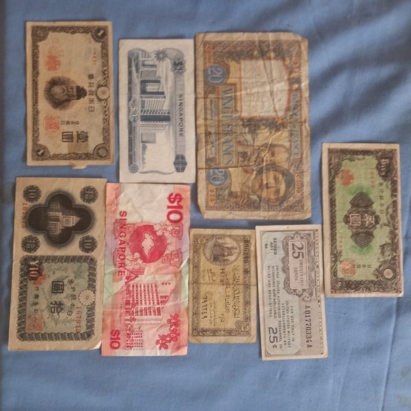Assorted bank notes Carousel 1