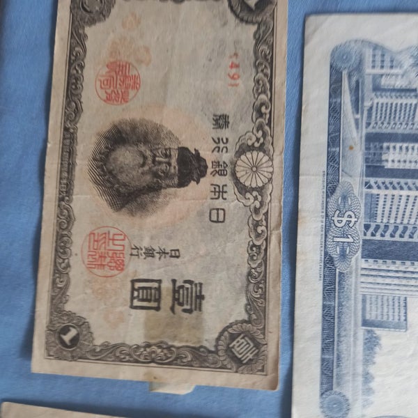 Assorted bank notes Carousel 9