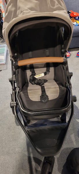 Edwards and Co. Oscar MX Pram, Capsule & Base and Basinet bundle Carousel 13