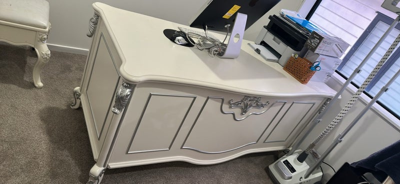 Office desk Very good quality 165 (L) X73 (W) X 75 (L) Pick up NORTHSHORE Carousel 1