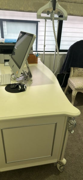 Office desk Very good quality 165 (L) X73 (W) X 75 (L) Pick up NORTHSHORE Carousel 2