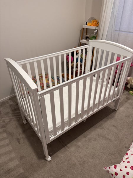 Babyhood cot Carousel 1
