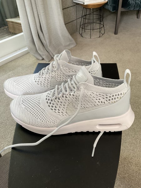 Never worn Nike flyknit casual trainers Carousel 1