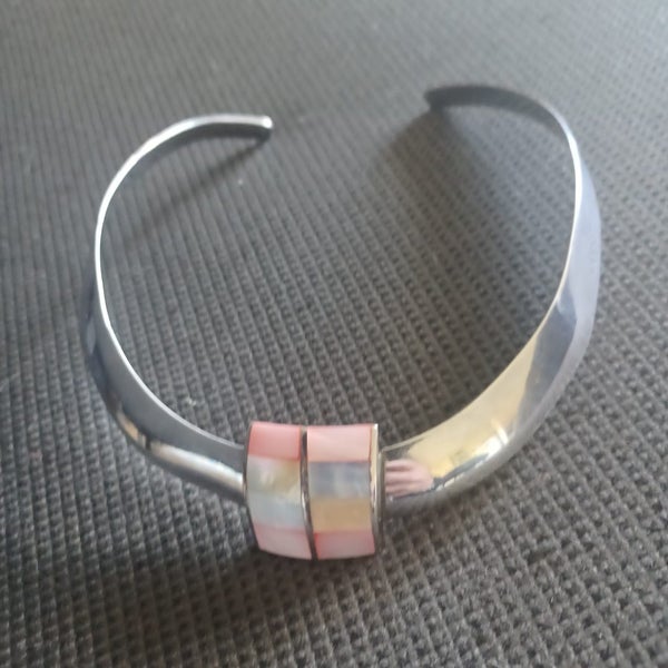 STERLING SILVER CHOKER WITH LOVELY ATTACHED MOTHER OF PEARL PENDANT Carousel 1