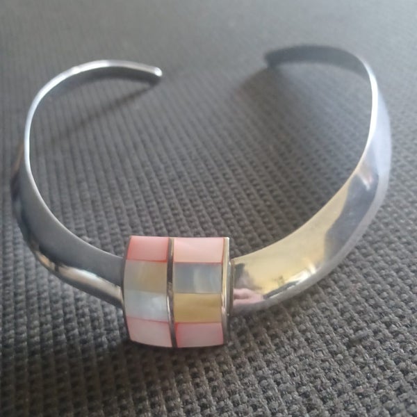 STERLING SILVER CHOKER WITH LOVELY ATTACHED MOTHER OF PEARL PENDANT Carousel 2