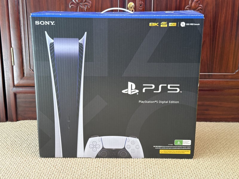 PS5 digital edition 1TB + 2x DualShock controllers Carousel 6
