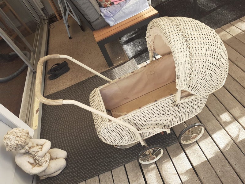 Old-school cane dolls pushchair Carousel 1