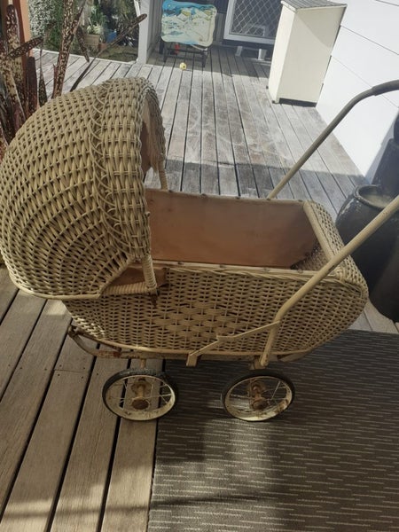 Old-school cane dolls pushchair Carousel 2