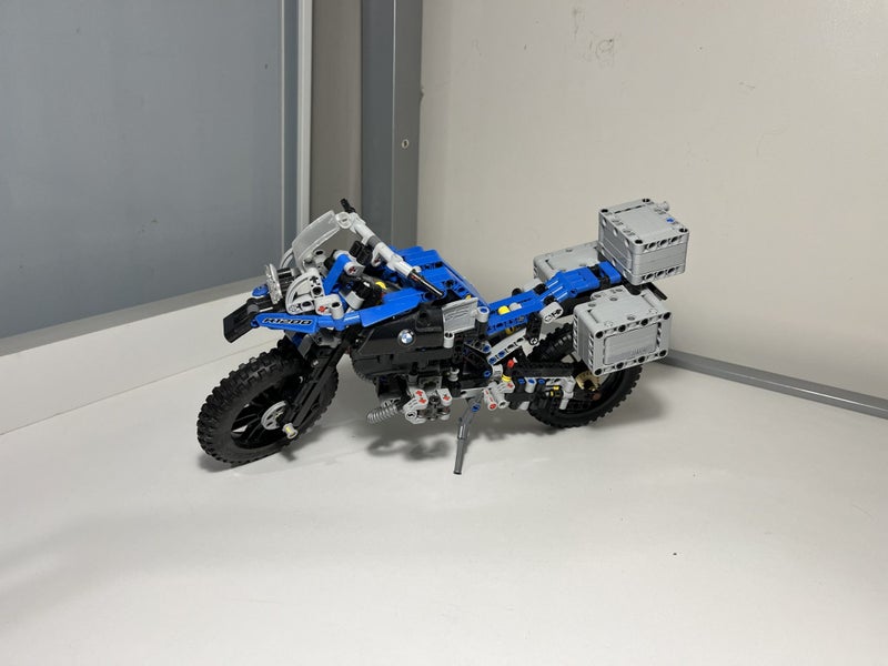 Lego 42063 BMW R 1200 GS Adventure Carousel 1
