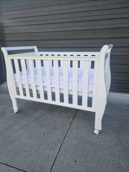 Baby Cot including Mattress, sheets and mattress protector Carousel 1