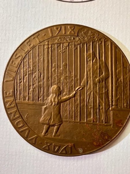 WW1 REMEMBRANCE PLAQUE TO YVONNE VIESLET - HEROIN OF FRANCE Carousel 5