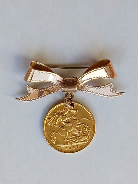 HALF SOVEREIGN COIN 1910 with 9ct Gold BROOCH attached Carousel 1