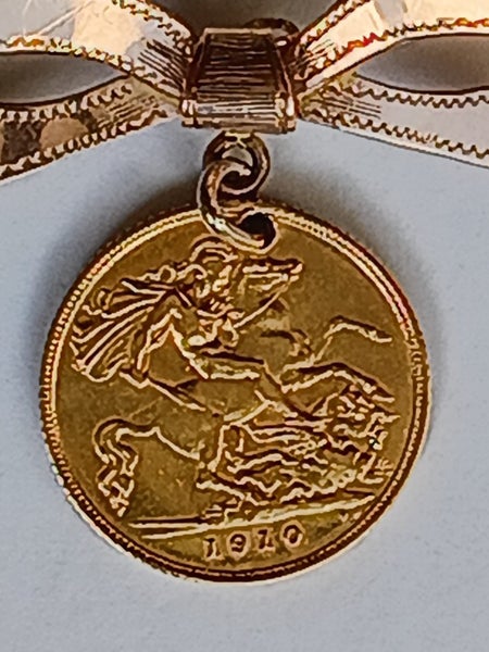 HALF SOVEREIGN COIN 1910 with 9ct Gold BROOCH attached Carousel 2