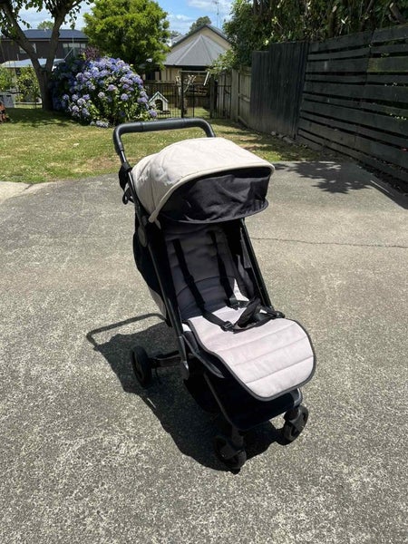 Edwards & Co stroller with travel bag and sun cover Carousel 1