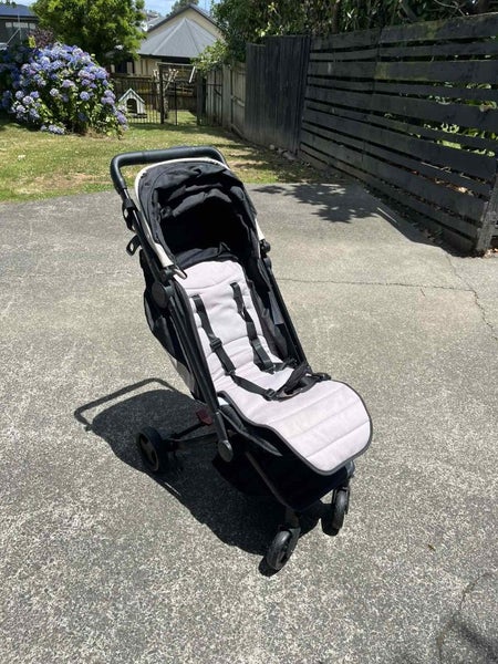 Edwards & Co stroller with travel bag and sun cover Carousel 2