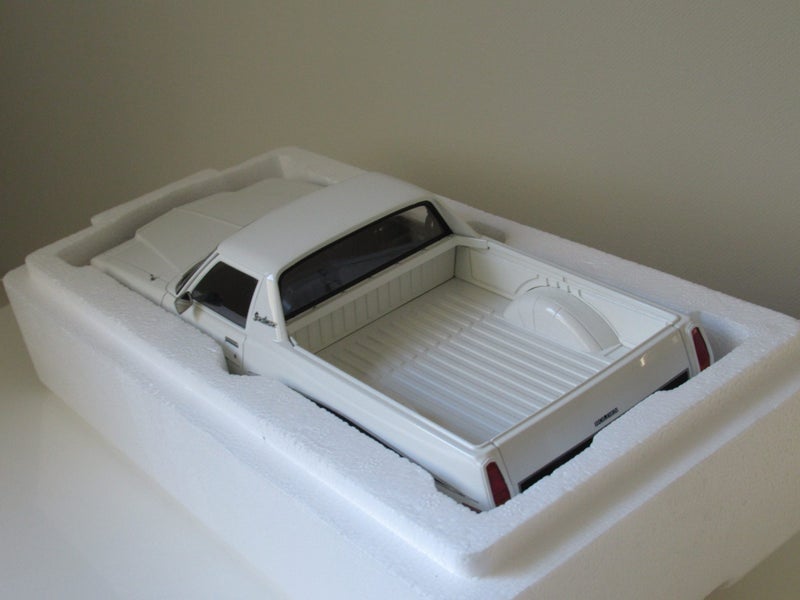 1:18 HOLDEN HJ SANDMAN UTILITY COTILLION WHITE Carousel 6