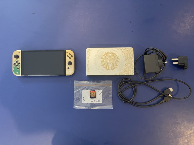 Nintendo switch OLED - Tears of the kingdom edition + Minecraft game card Carousel 1