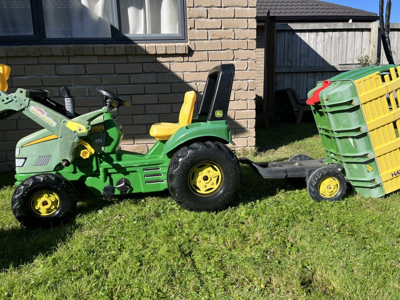 Sit on John Deere tractor and trailers Carousel 2