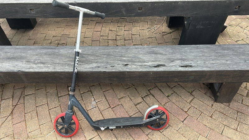 Razor scooter - kids to adults Carousel 1