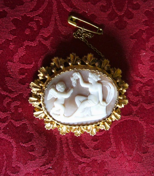 ESTATE JEWELLERY ITEM IS A LATE VICTORIAN GENUINE CAMEO IN A PINCHBECK SETTING Carousel 2